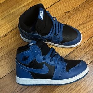 Toddler Jordan 1 sneakers